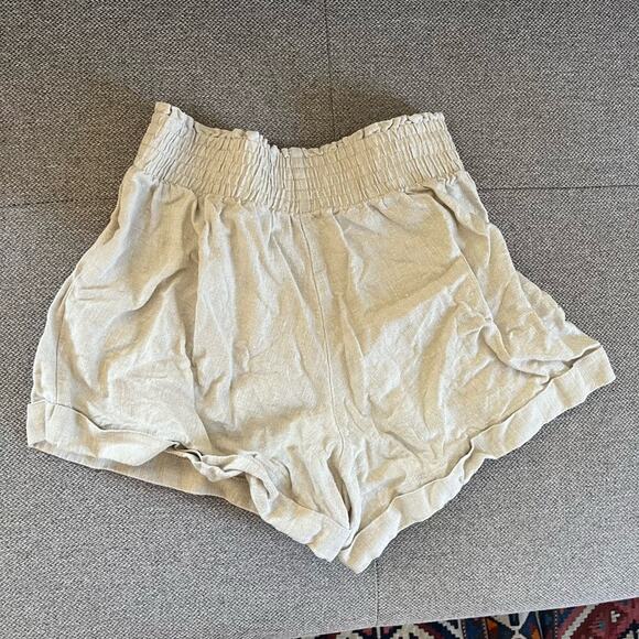 Reformation Cream Women's Shorts - Picture 2 of 5